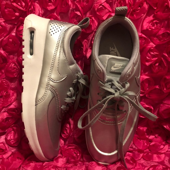 Nike Women's Air Max Thea SE Running Shoe - Picture 2 of 8